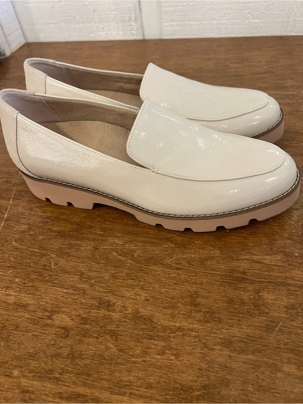 Vionic Kensley Loafer cream with suede heel and lug bottom size 8